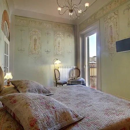 Romantic In The Heart Of Florence